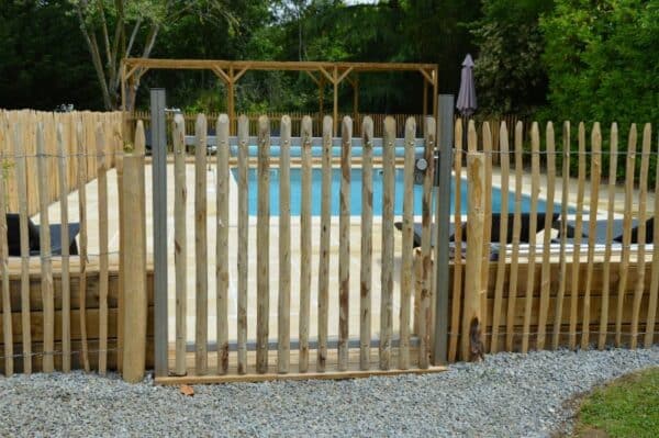 portail piscine avec lattes châtaignier et cadre Inox + sécurité enfant kid lock