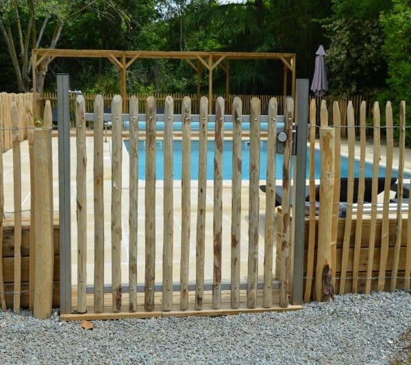 portail piscine avec lattes châtaignier et cadre Inox + sécurité enfant kid lock