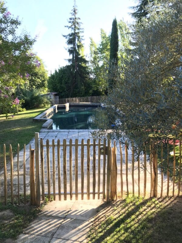 portail piscine avec clôture ganivelle en châtaignier