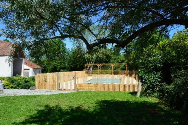 portail piscine avec lattes châtaignier et cadre Inox + sécurité enfant kid lock avec ganivelles